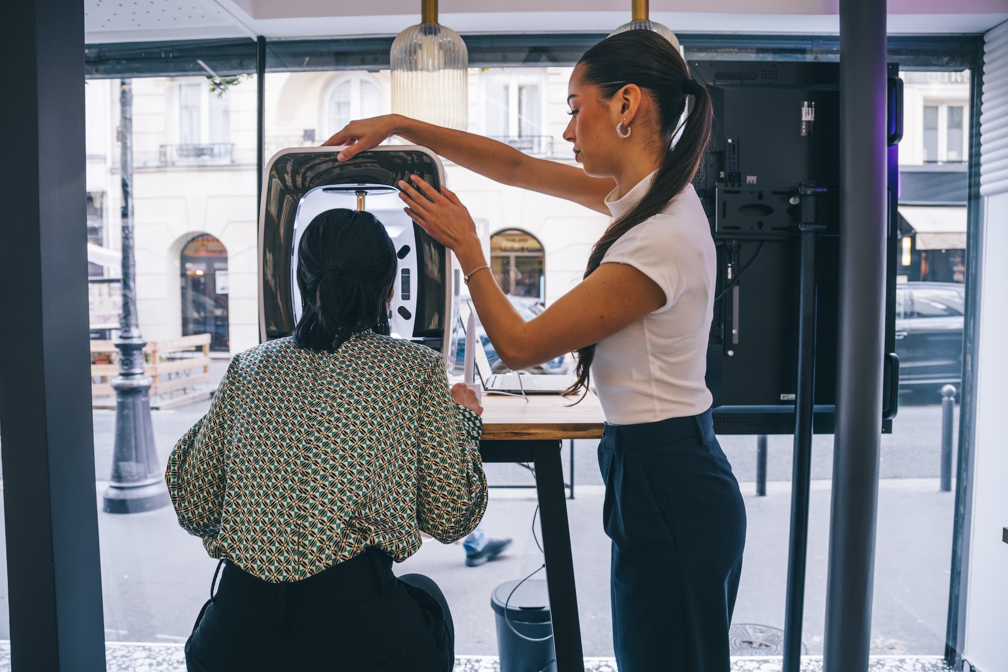 Une conseillère FeelMySkin analyse la peau d'une cliente en boutique